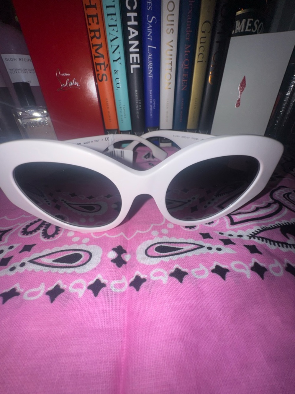 Burberry White Oversized Round Sunglasses with Black Lenses NWT - Picture 3 of 6